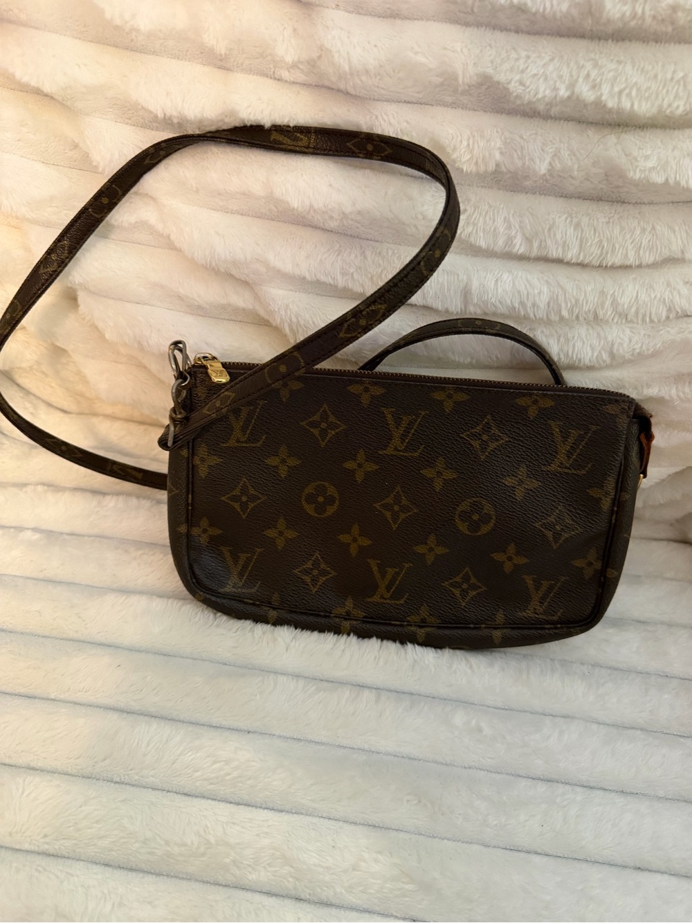 VINTAGE 1999 Louis Vuitton Monogram Pochette w/ monogram crossbody strap
